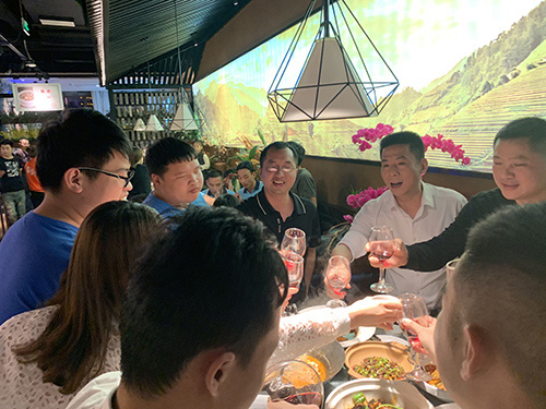 揮手三月，激情四月 戴高樂泳池設(shè)備 這不僅是一個(gè)簡(jiǎn)單的聚餐