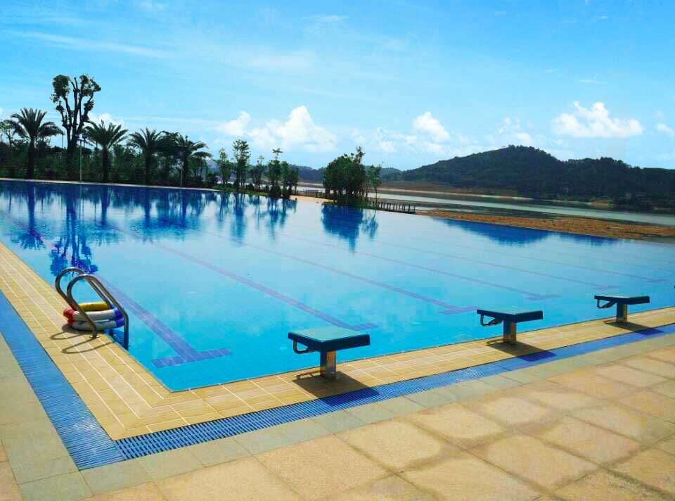 廣州增城華商學(xué)院標(biāo)準(zhǔn)無邊際泳池工程 廣州增城華商學(xué)院標(biāo)準(zhǔn)無邊際泳池工程